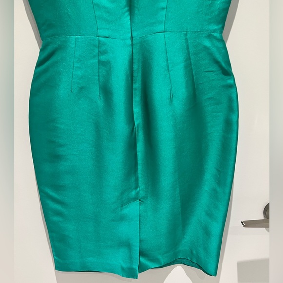 💚 gorgeous pure silk dress in a fitted silhouette with unique raffle detail - Picture 5 of 9